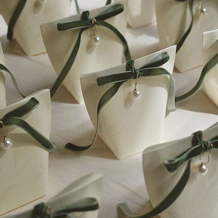 Wedding Favor Box with Green Velevt Ribbon and Pearl DSFAVXC02